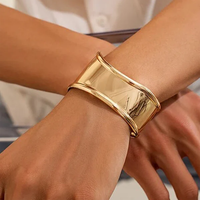 Brazalete de acero inoxidable chapado en oro PVD de 18 quilates para mujer Textura martillada ancha y brazalete de forma irregular con apertura de hueco en V