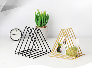 ACASA ARTO Creative Triangle Iron Book Stand & Simple Black & Gold Estantería de diseño rústico para el escritorio de la oficina en casa - Product Image 6