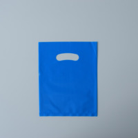 Sac cadeau en plastique découpé avec poignée, en PE, poignée ovale, plusieurs tailles, impression personnalisée, sac de transport coloré