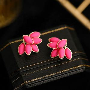 ต่างหูเงินแท้ S925 ชุบทอง ประดับเพทายสีเขียววินเทจ ลายเรขาคณิต ดีไซน์ใหม่ทันสมัย หรูหราเบาๆ สวยงาม โดดเด่นไม่ซ้ำใคร รูปทรงดอกไม้ - Product Image 6