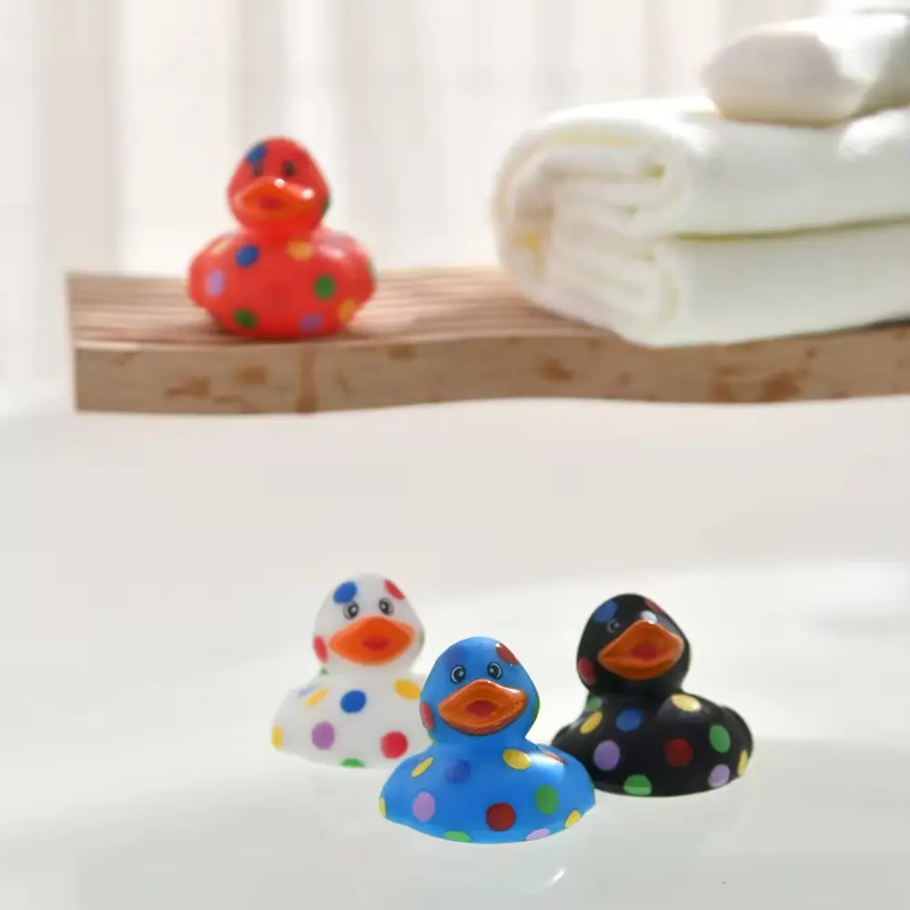 מכירה חמה ברווז אמבט תינוק ברווז צעצועי מקלחת לוגו מותאם אישית שחייה צף מנוקדת מיני גומי ברווז חורק