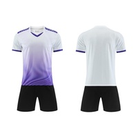 Toptan Özel Beyaz Mor Gradyanlı Futbol Forması Seti Hızlı Kuruyan Futbol Kiti Isı Transfer Baskılı %100 Polyester Üniforma