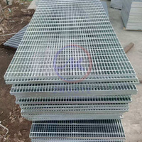 Plateforme de passage en grille de barres dentelées en acier galvanisé robuste et durable G325/30/76, résistante à l'eau et au feu