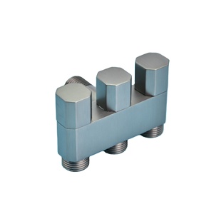 Conector Angular de Alta Calidad en Color Gris Metálico G1/2, Tres Vías, Una Entrada y Tres Salidas, Resistente a la Presión - Product Image 1