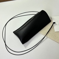 Étui de voyage pour lunettes en cuir PU tendance avec cordon, pochette de rangement unie à suspendre au cou pour lunettes de soleil