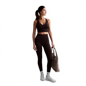 Conjunto de yoga sin costuras de 2 piezas para mujer, leggings de cintura alta y top corto tipo racerback en color marrón sólido - Product Image 1