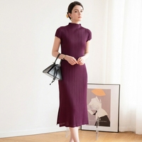 Robe plissée style Issey Miyake Été 2026, col montant, fente latérale, style chinois, coupe droite, infroissable, décontractée, taille haute