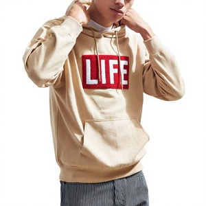 Sweat-shirt à capuche beige pour homme avec logo imprimé en flock rouge, coupe classique, pull en coton tricoté décontracté, vêtement d'automne - Product Image 1