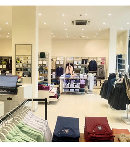 Aménagement intérieur de magasin de vêtements prêts-à-porter, finitions haut de gamme, présentoirs élégants pour magasin de mode, étagères murales, comptoirs, mobilier - Product Image 1