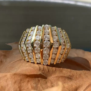 Anello Scintillante Futuristico per Donne, Gioiello da Dito alla Moda e Trendy - Product Image 1