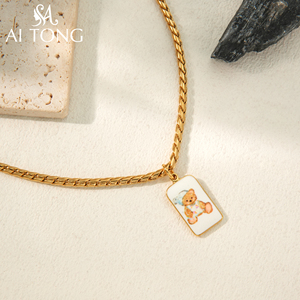 Collana alla Moda con Ciondolo Orsetto Stampato, Placcata in Oro 18K, Acciaio Inossidabile con Smalto, Regalo Ideale per Migliori Amici - Product Image 4
