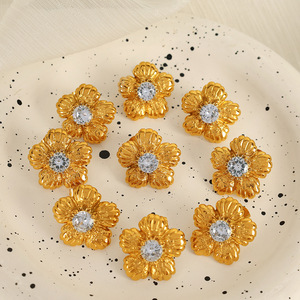 ต่างหูรูปดอกไม้สีทองประดับเพชรเซอร์คอนสีขาวสำหรับใส่ทุกวัน - Product Image 1