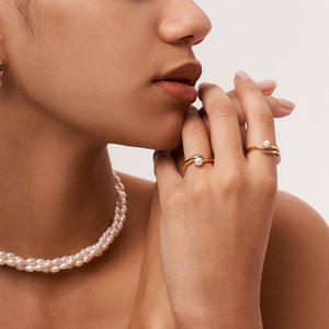 Bague ouverte en perles plaquées or 18 carats Bague ouverte simple et chic pour femmes Bijoux en perles en acier inoxydable cadeau étanche - Product Image 3