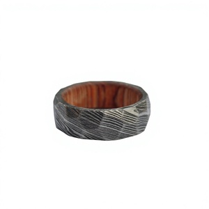 Bague artisanale vintage en acier Damas avec incrustation en bois de fût de whisky facetté, certifiée par un tiers, pour fiançailles et mariage - Product Image 1