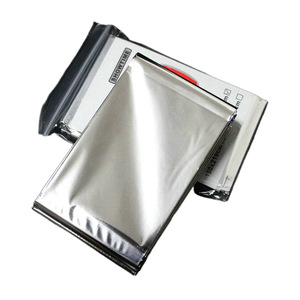 ผ้าห่มกันความร้อนฉุกเฉิน 140x210 ซม. อลูมิเนียมสะท้อนแสง อุปกรณ์เอาตัวรอดกลางแจ้ง - Product Image 1