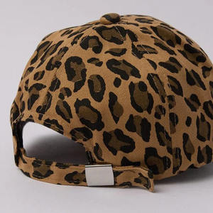 Gorra de béisbol de algodón de alta calidad con estampado de leopardo y hebilla ajustable de lujo hecha a medida. - Product Image 4