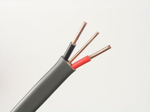 Cable Plano de PVC con Doble Conductor de Cobre Trenzado 2x1.0+1.0mm 300/500V, Blindado con PE, Cubierta Negra/Gris para Video, TV, Radio y Datos - Product Image 2