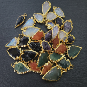 Colgantes de Punta de Flecha con Gemas Naturales Electrochapadas en Oro, Forma Irregular, Hechos a Mano, Artesanías de Piedras Semipreciosas - Product Image 1