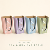 Sac cadeau personnalisé avec logo, motif fleur verte, impression muguet, ruban doré, poignée, emballage pour bouquet, fleuriste, vente au détail