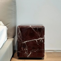 Table basse carrée moderne de luxe durable pour salon, en marbre brillant Rosso Levanto, série Diagramma pour villa
