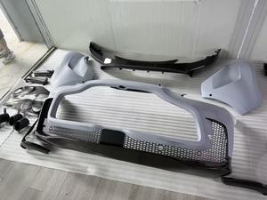 Kit carrosserie Aston Martin <span class=keywords><strong>DBX</strong></span> Upgrade 707 en carbone sec : pare-chocs avant, feux de jour (DRL), jupes latérales, garde-boue arrière, embouts d'échappement, aileron de toit - Product Image 5