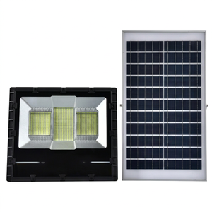 ไฟสปอร์ตไลท์ LED พลังงานแสงอาทิตย์ 300W IP67 สำหรับสวนภายนอกอาคาร พร้อมรีโมทคอนโทรล แสงสีขาว 5000K ตัวเรือนอะลูมิเนียม ได้รับการรับรองมาตรฐาน CE - Product Image 1
