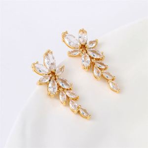 Boucles d'oreilles de luxe en forme de feuille pour mariage en laiton avec zirconium - Product Image 5