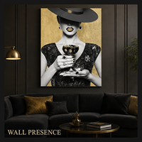 Impression sur toile d'art mural de portrait de femme à la mode en noir, blanc et or avec chapeau, lunettes et boisson pour la décoration intérieure de salon, de salle de séjour ou d'hôtel