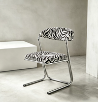 Chaise de salle à manger cantilever moderne, structure en métal chromé, chaise d'appoint rembourrée en similicuir imprimé zèbre et léopard pour restaurant