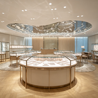 Conception d'intérieur et personnalisation de vitrines pour bijouterie de luxe haut de gamme