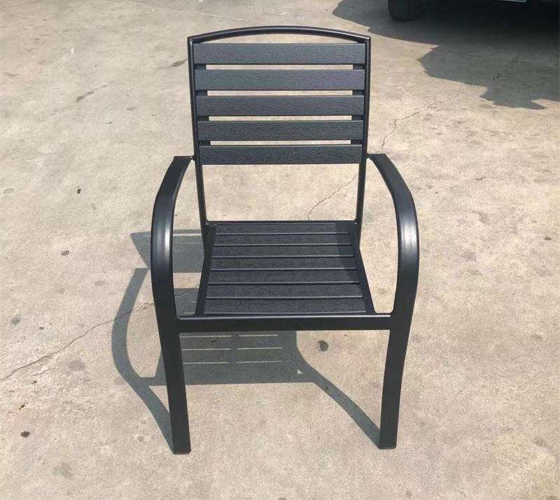 Chaise en bois plastique avec accoudoirs pliés