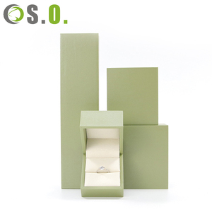 Juego de Joyería de Imitación de Cuero PU con Logotipo Personalizado al por Mayor, Collar, Brazalete, Pendientes y Anillo, en Caja de Regalo Dorada - Product Image 6