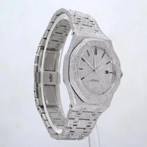 Reloj de Acero Inoxidable con Diamantes VVS de Diseño Único y Lujoso para Desfiles de Moda y Estilo de Celebridades, Disponible para la Venta - Product Image 1