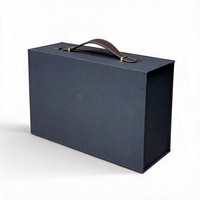 Boîte cadeau rigide pliable en une seule pièce avec poignée en PU recyclable personnalisée, fermeture magnétique, papier noir au toucher doux avec insert en mousse EVA