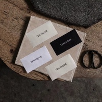 Étiquette de col en coton à bords ondulés pour vêtements d'enfants et de femmes avec logo personnalisé imprimé à l'écran sur tissu mat doux