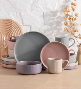 ชุดอาหารเย็นเซรามิกสีโมรันดีแบบปรับแต่งได้ พร้อมจาน ชาม และแก้วสโตนแวร์ทำมือ สำหรับขายส่ง - Product Image 4