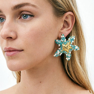 Boucles d'oreilles clous étoile de mer sur le thème de l'océan pour femmes, luxueuses boucles d'oreilles en perles et diamants, design de niche haut de gamme - Product Image 3