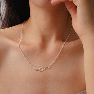 Collier pendentif personnalisé <span class=keywords><strong>en</strong></span> alliage de <span class=keywords><strong>zinc</strong></span> électroplaqué pour femme, style europé<span class=keywords><strong>en</strong></span> et américain, avec chaîne effet vague, tendance - Product Image 2