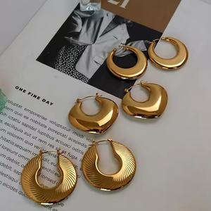 ต่างหูแฟชั่นสแตนเลสชุบทอง 18k ดีไซน์หนา รูปหัวใจ สามแบบ ต่างหูห่วงกลวงสำหรับผู้หญิง - Product Image 1