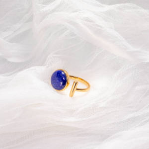 แหวนคริสเตียนเงินแท้ 925 ชุบทอง 18K ประดับพลอยลาพิสลาซูลีธรรมชาติทรงรีขนาด 8x10 มม. ตัวเรือนแบบฝังขอบ ดีไซน์สวยงาม - Product Image 3