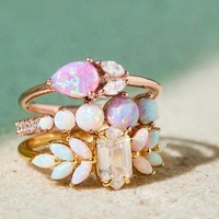 Bague Papillon LYBURCHI en Alliage de Laiton Plaqué Or 14K/18K avec Pierres CZ Scintillantes et Opale Rose Arc-en-ciel, Bijou Tendance d'Inspiration Vintage