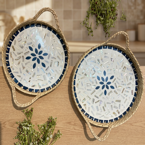 Bandeja Redonda de Bambú LORD con Incrustaciones de Madreperla, Diseño Floral Azul, Plato Decorativo para Mesa, Hecho en Uttar Pradesh - Product Image 3