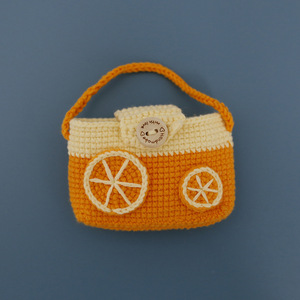 Borsa porta carte d'identità arancione tessuta a mano, custodia per auricolari con motivo a frutta, e graziosa tasca Minnie lavorata all'uncinetto con lana. - Product Image 5