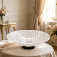 Bol à fruits en verre blanc texturé avec base noire, plat de service décoratif en verre à large ouverture pour la décoration de table à la maison