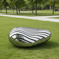 Grande sculpture décorative moderne d'extérieur en acier inoxydable, pierres polies lisses effet miroir, galets, gouttes d'eau
