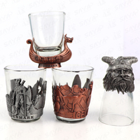 Design personnalisé logo souvenir décoratif 3d Danemark style viking alliage de zinc métal vodka verre à liqueur