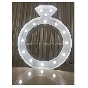 FURUN工場でカスタマイズ可能なファッションデザインダイヤモンドリングデザインLEDライトアップ番号結婚式のイベントパーティー用の文字の装飾