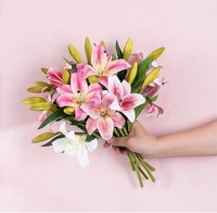 Vente en gros de fleurs de lys blanches et roses au toucher réel pour la maison, le mariage et la décoration de remise des diplômes