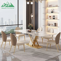 Ensemble de table à manger Wayon Luxury Gold avec plateau en pierre frittée brillante, base géométrique en métal et chaises rembourrées