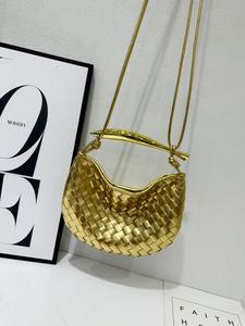 Nuevo Estilo Bolso de Mano de PU para Mujer con Diseño de Sardina Tejida, Sensación Premium, Diseño Exclusivo, Asa Metálica, Bolso Tipo Dumpling, Tamaño Pequeño, Forro de Poliéster - Product Image 1